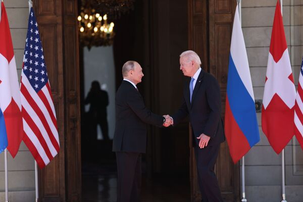 ولادیمیر پوتین، رئیس جمهور روسیه و جو بایدن، رئیس جمهور ایالات متحده در ژنو - اسپوتنیک ایران  