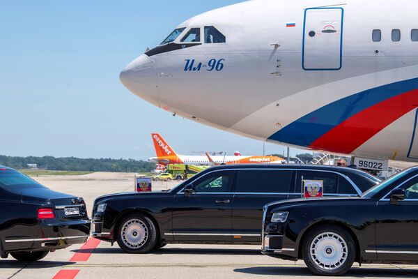 لیموزین ولادیمیر پوتین رئیس جمهور روسیه پیش از شروع نشست آمریکا و روسیه، فرودگاه ژنو را ترک می کند - اسپوتنیک ایران  