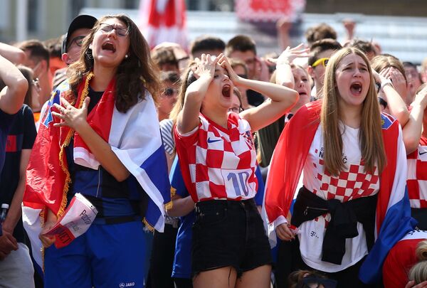 طرفداران فوتبال در زاگرب در حال تماشای دیدار انگلیس و کرواسی - یورو ۲۰۲۰  - اسپوتنیک ایران  