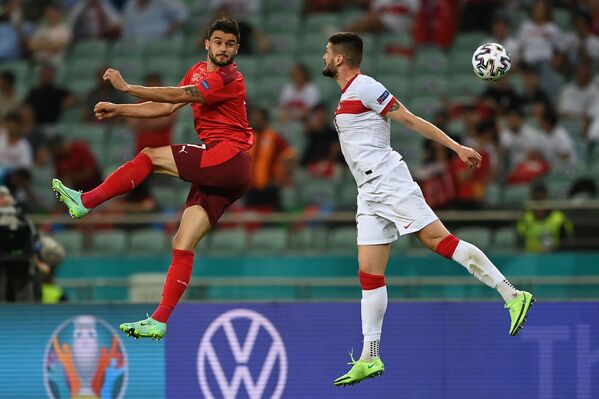 رقص های فوتبالی در جام اروپا
لوریس بنیتو مدافع سوئیسی و اوکای یوکوزلو ترکیه - اسپوتنیک ایران  