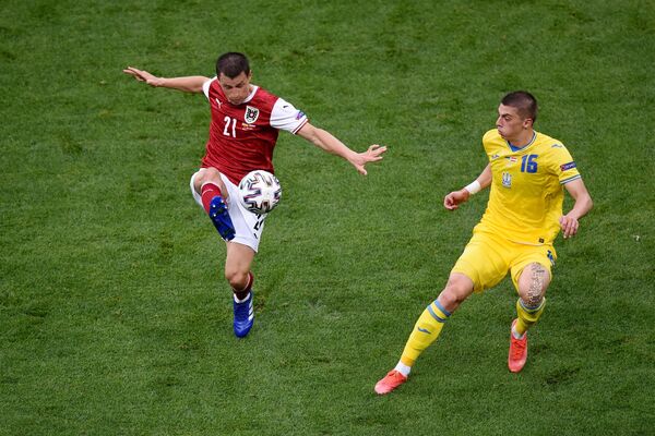 رقص های فوتبالی در جام اروپا
استفان لاینر اتریشی و ویتالی موکولنکو اوکراینی - اسپوتنیک ایران  
