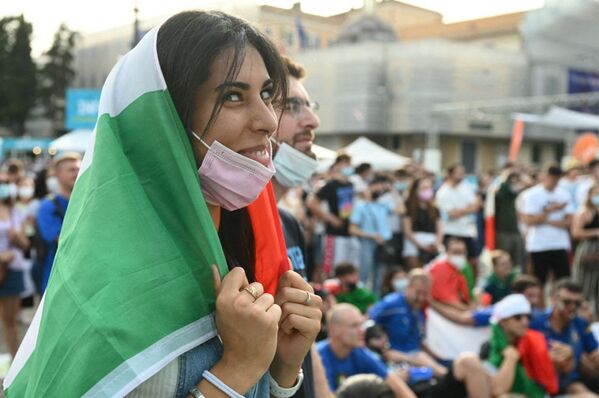 طرفدار تیم فوتبال ایتالیا در مسابقات یورو ۲۰۲۰ - اسپوتنیک ایران  