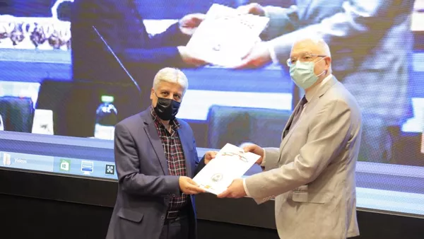 مراسم افتتاح میز سن پترزبورگ در دانشگاه اصفهان، افتتاح دفتر بیناد روسکی میر در این دانشگاه با حصور سرکنسول روسیه در اصفهان و دکتر طالبی رئیس دانشگاه اصفهان - اسپوتنیک ایران  
