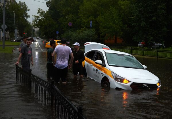تاکسی در یکی از خیابان های آب گرفته مسکو - اسپوتنیک ایران  