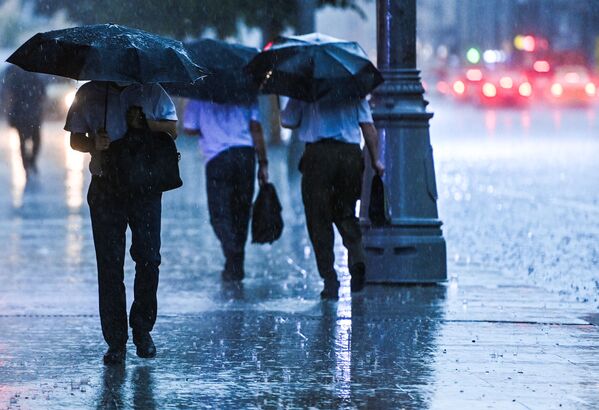 مردم در زیر باران شدید در مسکو - اسپوتنیک ایران  