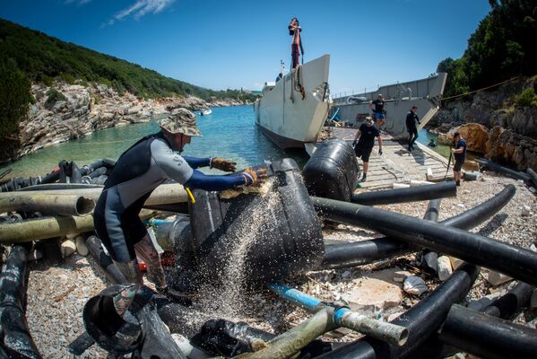 پاکسازی بستر جزیره ایتاکای یونان - اسپوتنیک ایران  