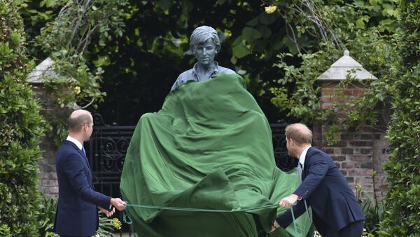 پرنس هری و ویلیام، از مجسمه یادبود مادر خود پرنسس دیانا رونمایی کردند - اسپوتنیک ایران  