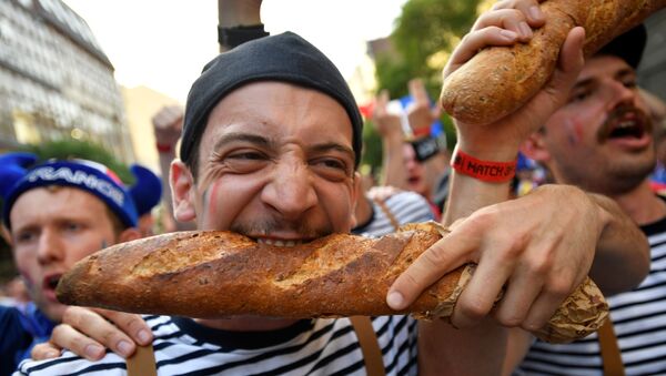 طرفدار فوتبال در فرانسه و خوردن یک نان باگت به عنوان نماد فرانسه - اسپوتنیک ایران  