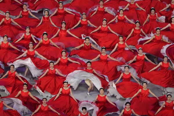 هنرمندان در نمایشی به مناسبت ۱۰۰ سالگی حزب کمونیست چین  - اسپوتنیک ایران  