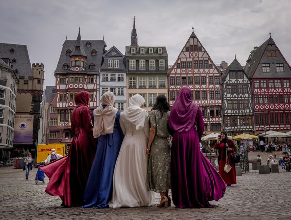 عروس و دوستانش مشغول عکاسی در میدانی در فرانکفورت آلمان - اسپوتنیک ایران  