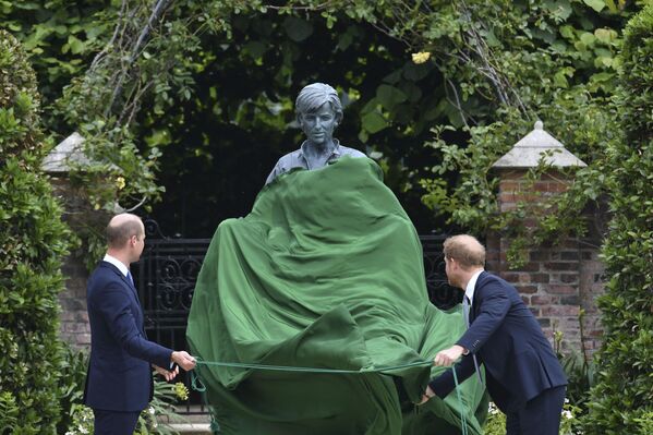 شاهزاده ویلیام و هری در حال رونمایی از مجسمه پرنسس دیانا در لندن - اسپوتنیک ایران  