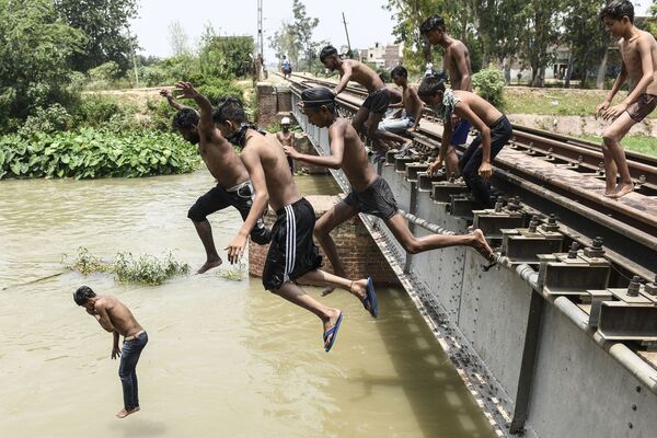 نوجوانان هندی مشغول آب بازی در یک روز داغ  - اسپوتنیک ایران  