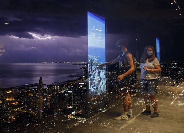 انعکاس تصویر مردم در دیوار شیشه ای برج ویلیس در شیکاگو - اسپوتنیک ایران  