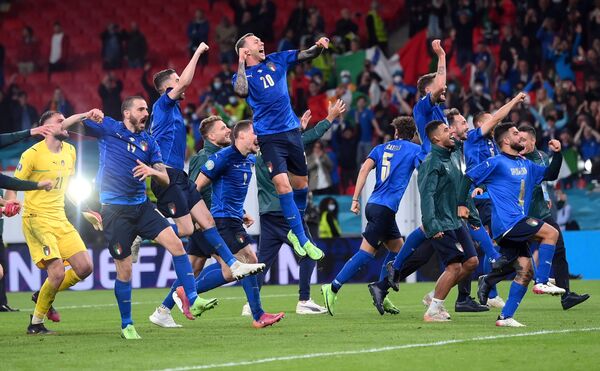 بازیکنان تیم فوتبال ایتالیا پس از راه یابی به فینال یورو ۲۰۲۰ - اسپوتنیک ایران  