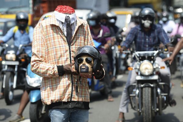 داوطلب در لباس موتورسوار در هند - اسپوتنیک ایران  