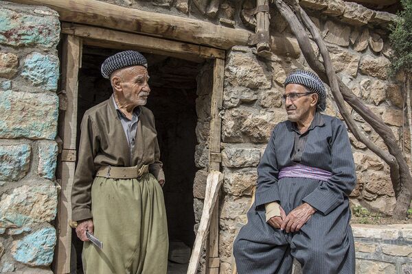 مردان اورامانی با لباس محلی - اسپوتنیک ایران  
