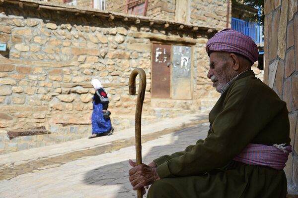 اهالی روستای اورامان با پوشش  زیبای محلی - اسپوتنیک ایران  