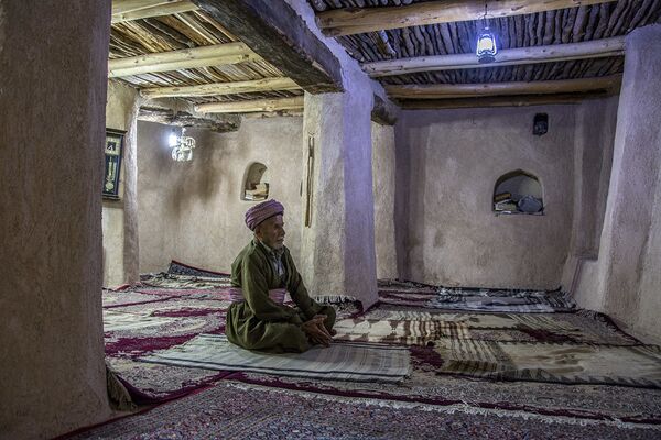 اهالی روستای اورامان با پوشش زیبای محلی - اسپوتنیک ایران  