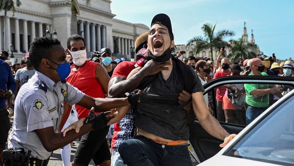 کمونیست ها درباره درگیری خود با معترضین در کوبا تعریف کردند  - اسپوتنیک ایران  