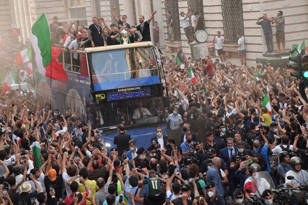 رویدادهای هفته به روایت تصویر
جشن پیروزی تیم ایتالیا در جام اروپا - اسپوتنیک ایران  