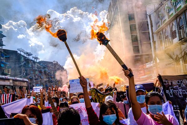 رویدادهای هفته به روایت تصویر
تظاهرات علیه کودتا در یانگون - اسپوتنیک ایران  