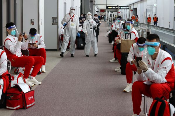 استقبال از ورزشکاران المپیک با تست و ماسک 
تیم چین - اسپوتنیک ایران  