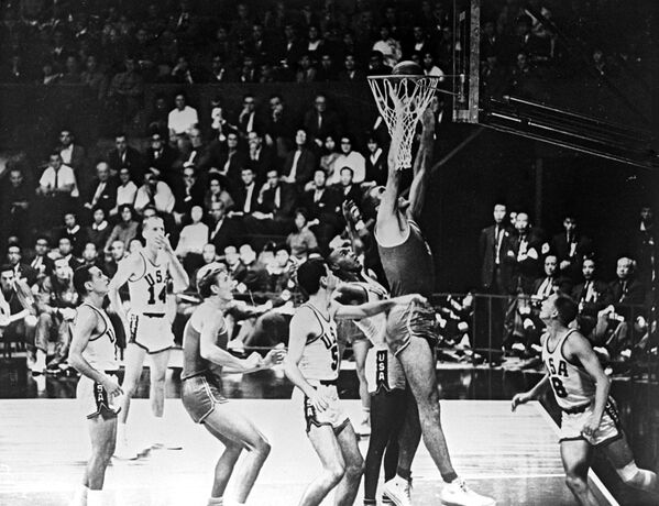 آرشیو عکس‌های هیجان‌انگیز المپیکی اسپوتنیک
بازی بسکتبال اتحاد شوروی و آمریکا در توکیو - اسپوتنیک ایران  