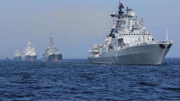 آغاز رژه اصلی دریایی نظامی به مناسبت ۳۲۵مین سال ناوگان دریایی روسیه با حضور پوتین - اسپوتنیک ایران  