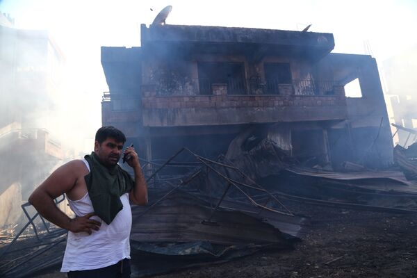 شهروند ترک در کنار آتش سوزی منزل جنگلی اش - اسپوتنیک ایران  
