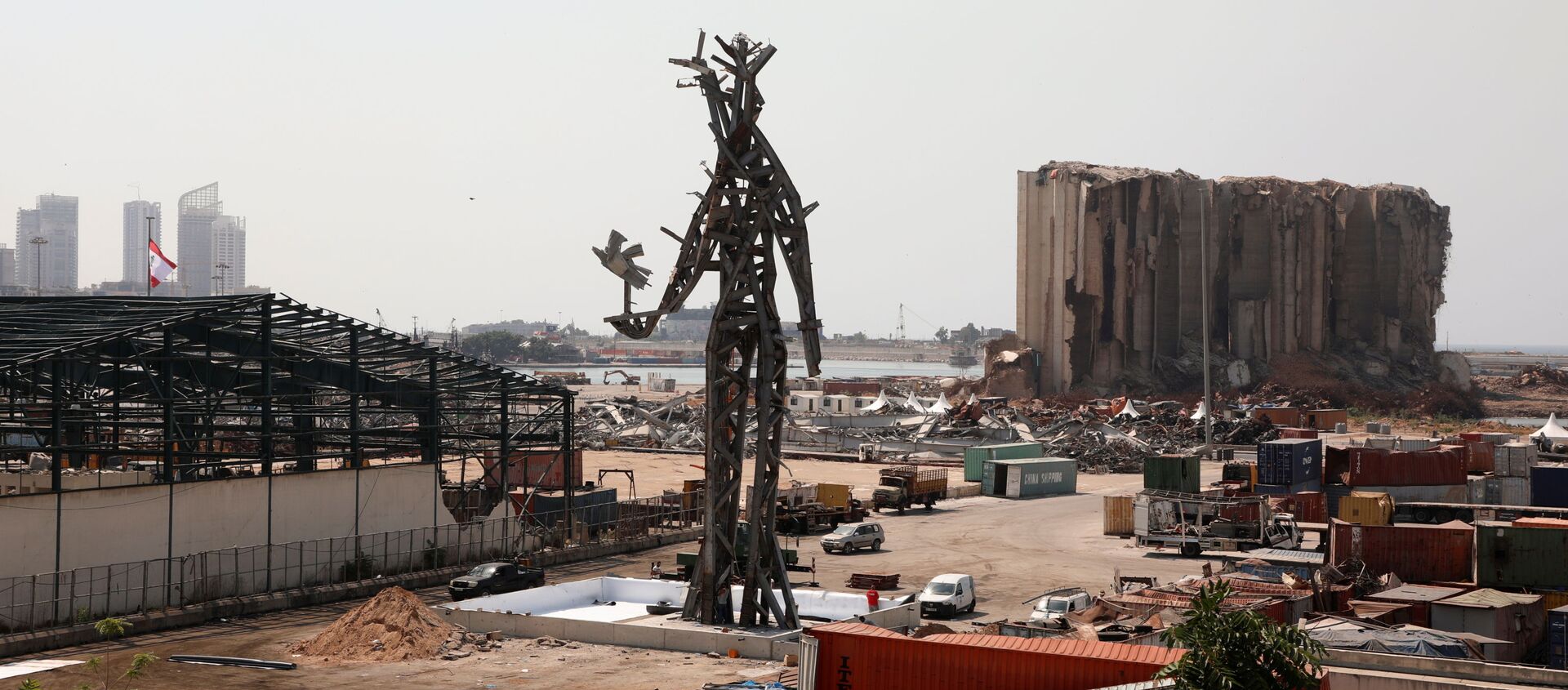 مجسمه «ژست» ساخته شده از خرابه های به جا مانده از انفجار در بندر بیروت - اسپوتنیک ایران  , 1920, 03.08.2021