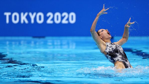شنای موزون آمیزه‌ای از شنا، رقص و ژیمناستیک است که در آن شناگرها به صورت انفرادی، دو، سه یا تیمی همراه با موسیقی حرکات موزونی را در آب انجام می‌دهند - اسپوتنیک ایران  