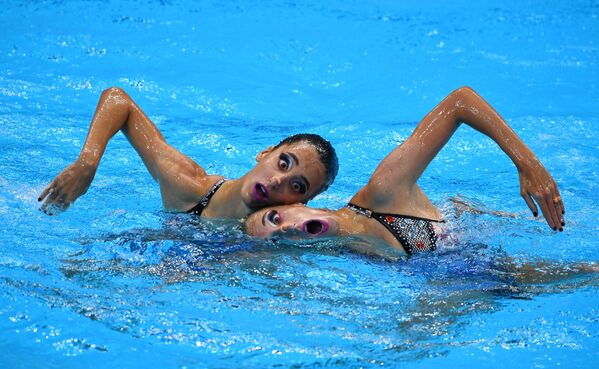 شنای موزون آمیزه‌ای از شنا، رقص و ژیمناستیک است که در آن شناگرها به صورت انفرادی، دو، سه یا تیمی همراه با موسیقی حرکات موزونی را در آب انجام می‌دهند - اسپوتنیک ایران  