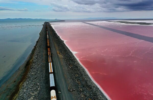 رویدادهای هفته به روایت تصویر
دریاچه نمک در ایالت «یوتا» آمریکا - اسپوتنیک ایران  
