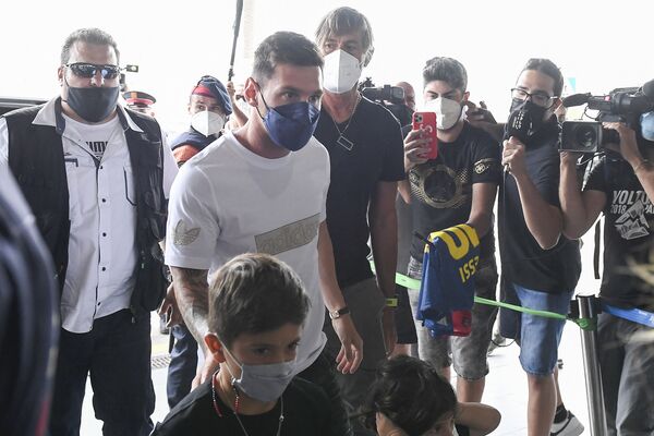 لیونل مسی مهاجم آرژانتینی بارسلونا به همراه خانواده اش به فرودگاه ال پرات بارسلونا رفت. - اسپوتنیک ایران  