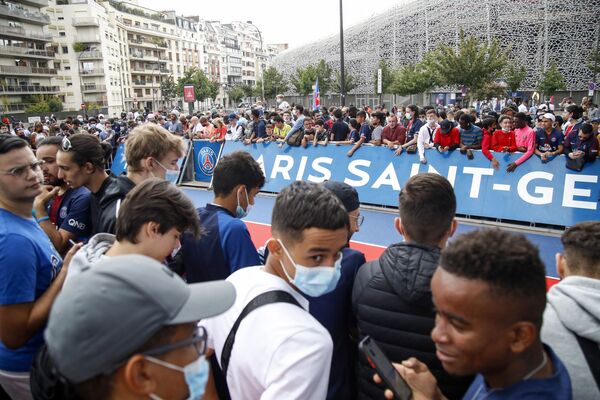 هوداران در پاریس منتظر ورود لیونل مسی هستند. - اسپوتنیک ایران  