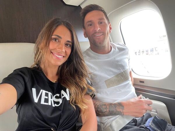 لیونل مسی، فوتبالیست آرژانتینی و همسرش آنتونلا روکوزو در راه پاریس-اسپانیا در هواپیمای شخصی خود عکس گرفتند. - اسپوتنیک ایران  