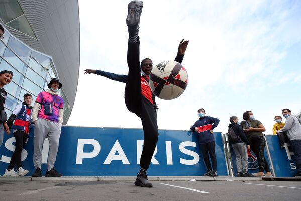 هوداران در پاریس منتظر ورود لیونل مسی هستند. - اسپوتنیک ایران  