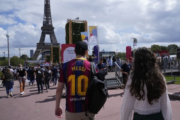 هواداری که پیراهن فوتبال لیونل مسی را پوشیده است در منطقه هواداران بازی های المپیک پاریس قدم می زند. - اسپوتنیک ایران  
