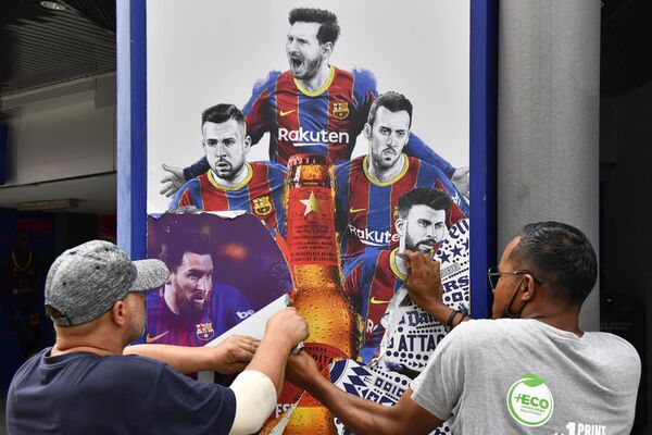 کارگران پوسترهای لیونل مسی مهاجم آرژانتینی بارسلونا را در ورزشگاه نیوکمپ بارسلونا برمی دارند. - اسپوتنیک ایران  