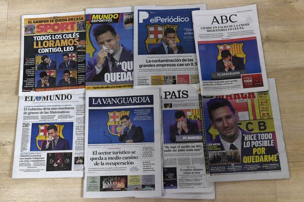 صفحات اول روزنامه های اسپانیایی که در آن لیونل مسی مهاجم بارسلونا در یک کنفرانس مطبوعاتی گریه می کند. - اسپوتنیک ایران  
