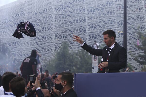 استقبال طرفداران از مسی در پاریس - اسپوتنیک ایران  