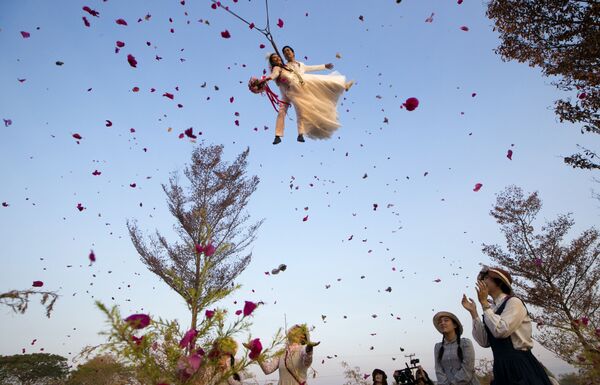ازدواج در بین زمین و آسمان
تایلند - اسپوتنیک ایران  