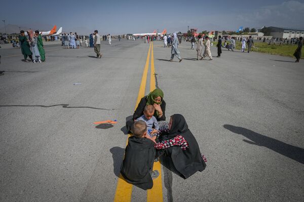 هجوم مردم به فرودگاه کابل - اسپوتنیک ایران  