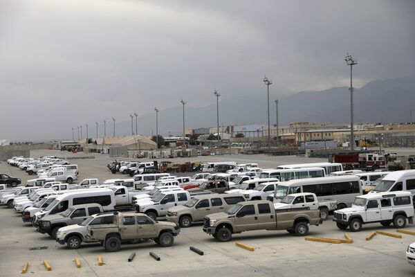 ماشین های نظامی باقی مانده آمریکا در پایگاه بگرام در افغانستان - اسپوتنیک ایران  