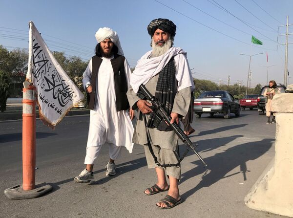 یکی از اعضای طالبان با تفنگ آمریکایی ام 16 در کابل  - اسپوتنیک ایران  