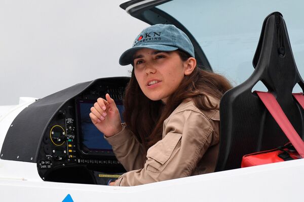 زارا روترفورد بلژیکی بریتانیایی قبل از آغاز پرواز دور دنیا در هواپیمای سبک در بلژیک - اسپوتنیک ایران  