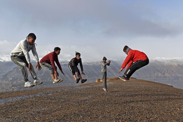 ورزشکاران در تپه های سلسال بودا در افغانستان - اسپوتنیک ایران  