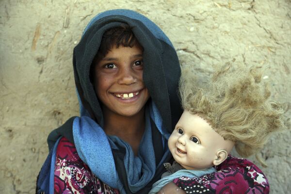 دختر افغانستانی با عروسکش در اطراف کابل - اسپوتنیک ایران  
