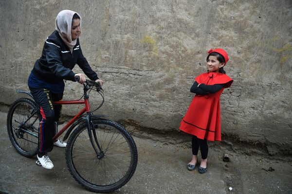 دوچرخه سوار با دخترش در کابل - اسپوتنیک ایران  