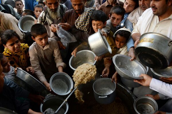 کودکان افغانستانی در انتظار غذا در جلال آباد - اسپوتنیک ایران  